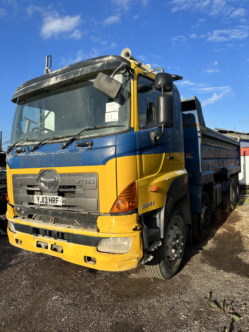 HINO 700