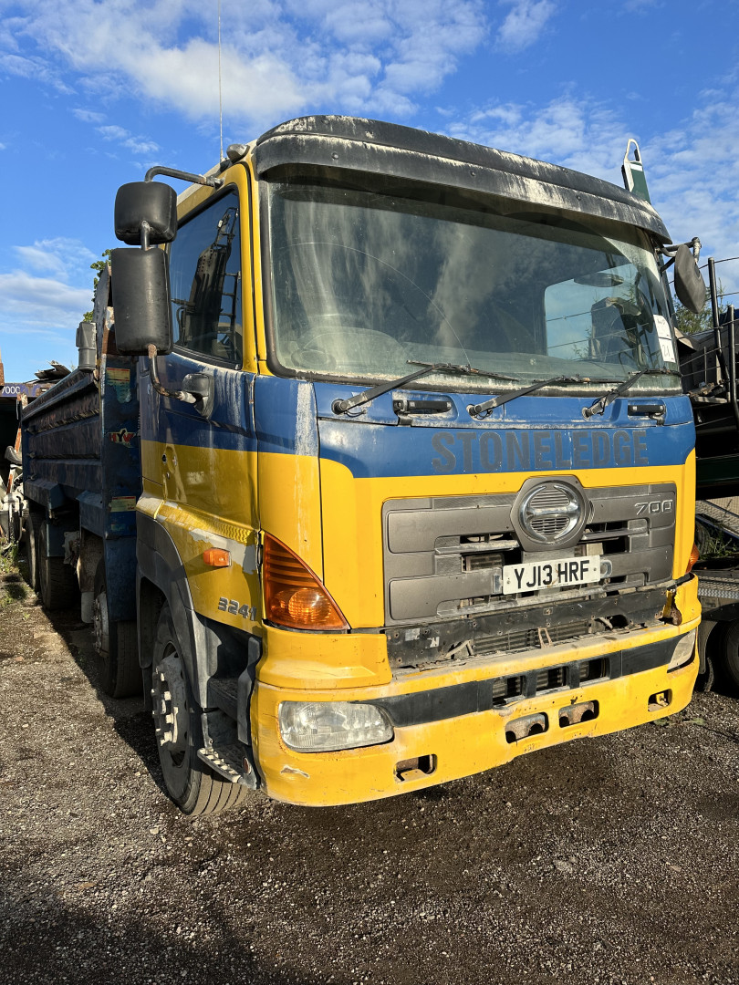 HINO 700