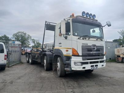 HINO 700